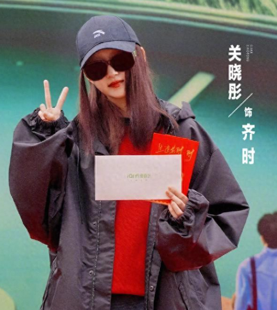 关晓彤新剧路透造型引争议 被误认工作人员