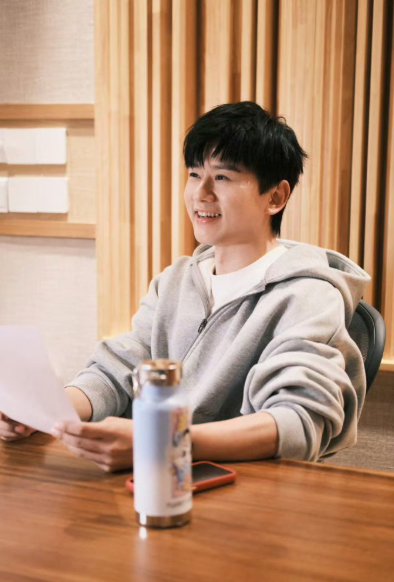 张杰歌迷会干大事啦！为四川村庄修路，这一举动太赞。村民出行更便捷，打卡游玩也轻松