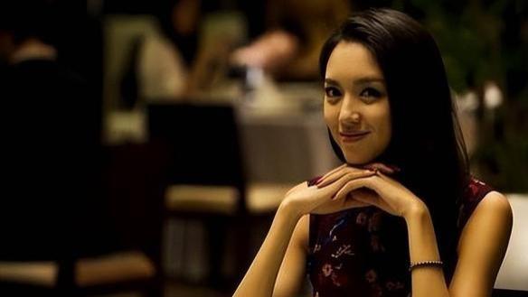 艳压奚梦瑶，拒嫁30亿豪门，怀孕6个月上春晚站C位，真人生赢家
