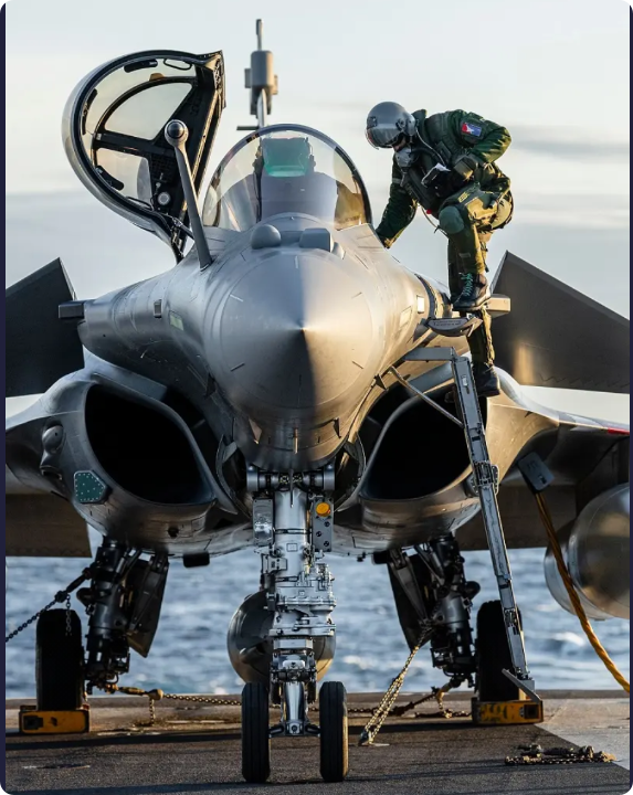 法国海军航空兵的阵风M舰载战斗机，
确实是一款很优秀的舰载机，颜值也不错。不过双