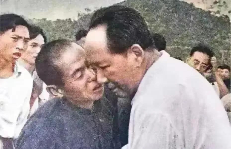 每次看到这张照片，心里就会感动的稀里哗啦。
伟人时刻把老百姓的饥饱冷暖挂在心上。