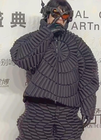 向佐ARTnews盛典机械人造型引热议

近日，向佐以全新发型和机械人风格亮相A
