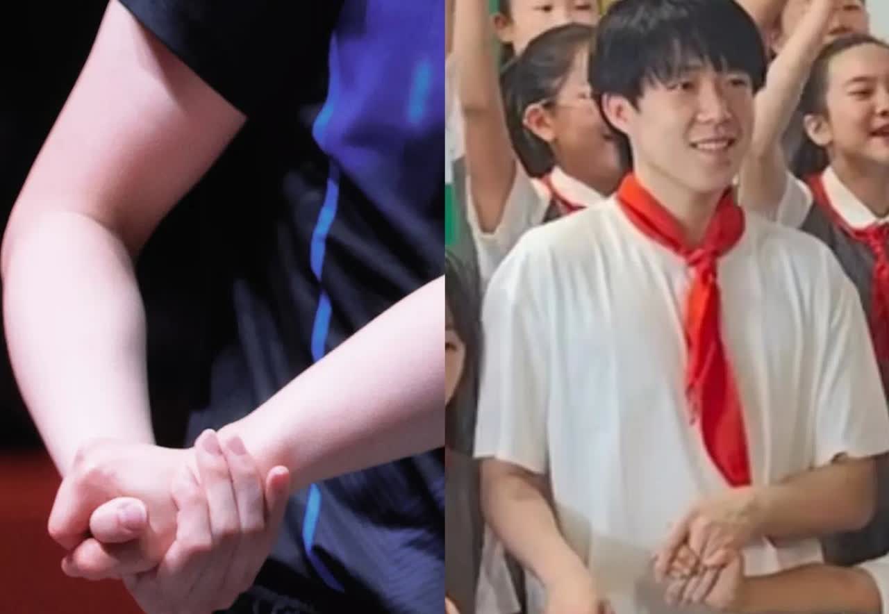 抓手指真的萌晕了๑_๑
手好小，又小又修长，两只手，一只被E娃攥，e娃紧握三根