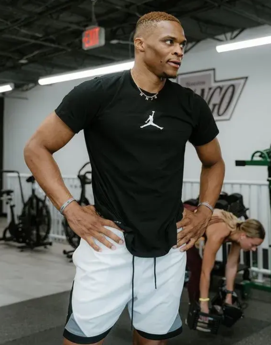 下面是一条关于NBA老将威斯布鲁克的最新动态！今天威少在社媒上发文聊到了自己的去