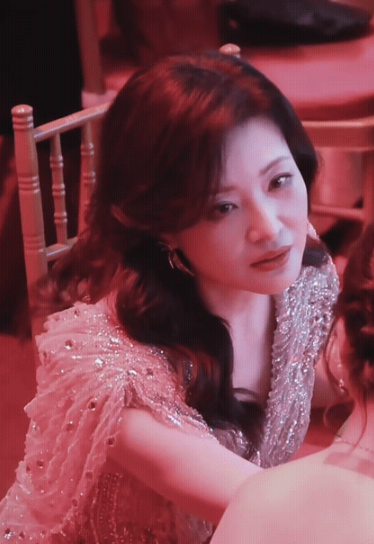 周涛太懂怎么让人心动了
活动上那身亮片礼服本就抢眼，她偏要再添一把火，对着台下飞