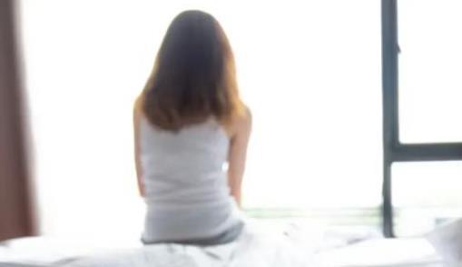 新加坡女子在家中卧室被维修工强奸。
新加坡一名49岁维修工在一名女子联系他修理公