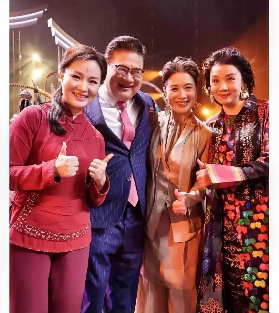 上海卫视主持人曹可凡与三位梅花奖得主一同合影。真可谓是万花丛中一点绿啊，花还得绿
