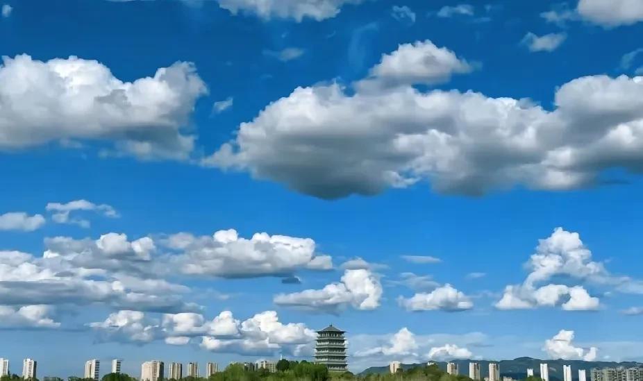 这两天西安的天空是真的蓝啊！
云朵也是真的白啊！
蓝的让人身临其境。白的让人眼前