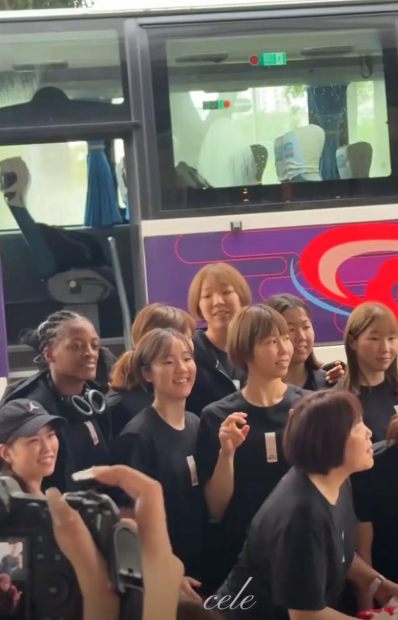 日本女篮结束深圳亚洲杯征程后，在离开深圳宝安机场前，在大巴车下，做了两件事。一是