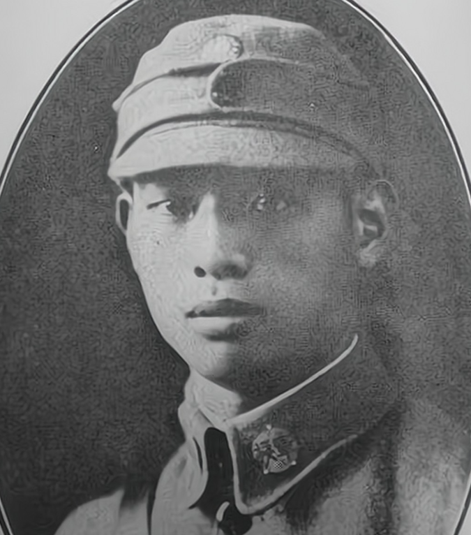 1939年，面对日军重兵包围，国军师长覃异之下令撤退，谁知国军营长史恩华却说：军