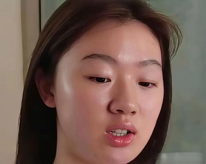 当镜头对准单依纯的素颜，才惊觉娱乐圈的华丽表象下藏着多少修饰。褪去浓妆、造型师的