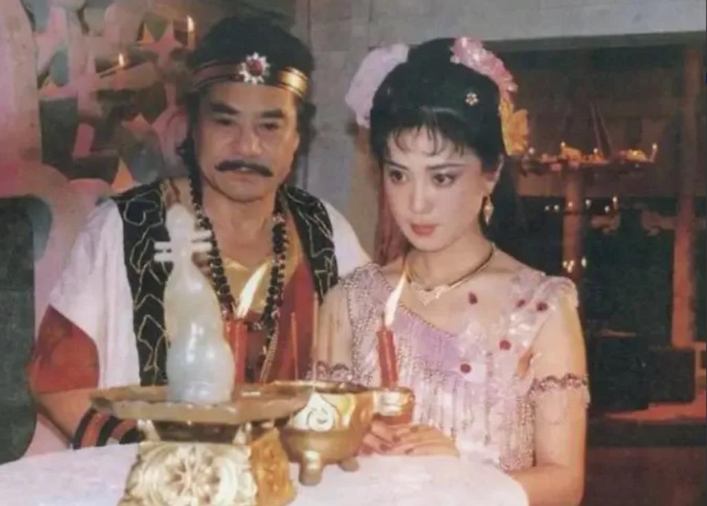 1990年，在拍摄《封神榜》时，26岁的傅艺伟拒绝与56岁的达奇拍吻戏，她直言“