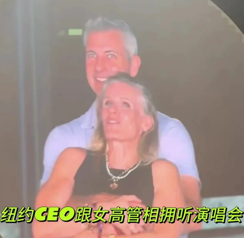 粉丝：老胡你怎么看？
老胡：什么怎么看？
粉丝：拜伦与卡伯特的拥抱
老胡：没事，