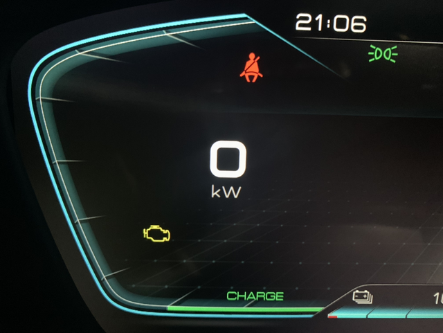 车友们你们的车也这样吗
提车第二天就发现这个玩意亮了，看了下说明是排放系统故障，