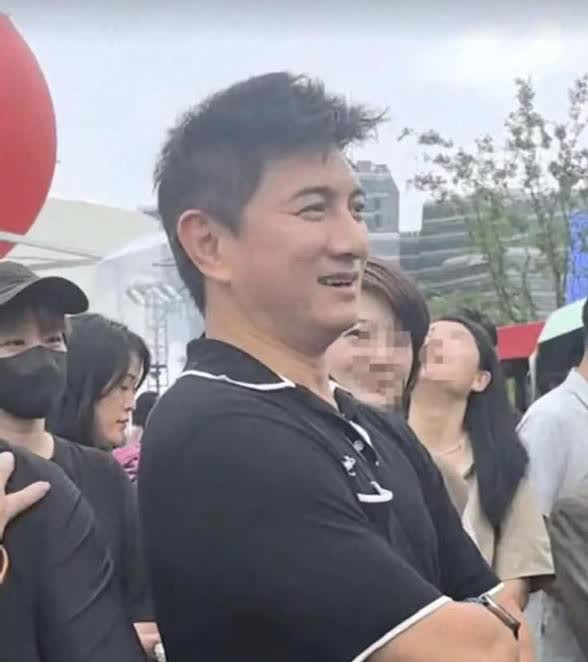 55岁吴奇隆素颜逛市集惊现“柚子皮”皮肤！网友：这才是真男神！