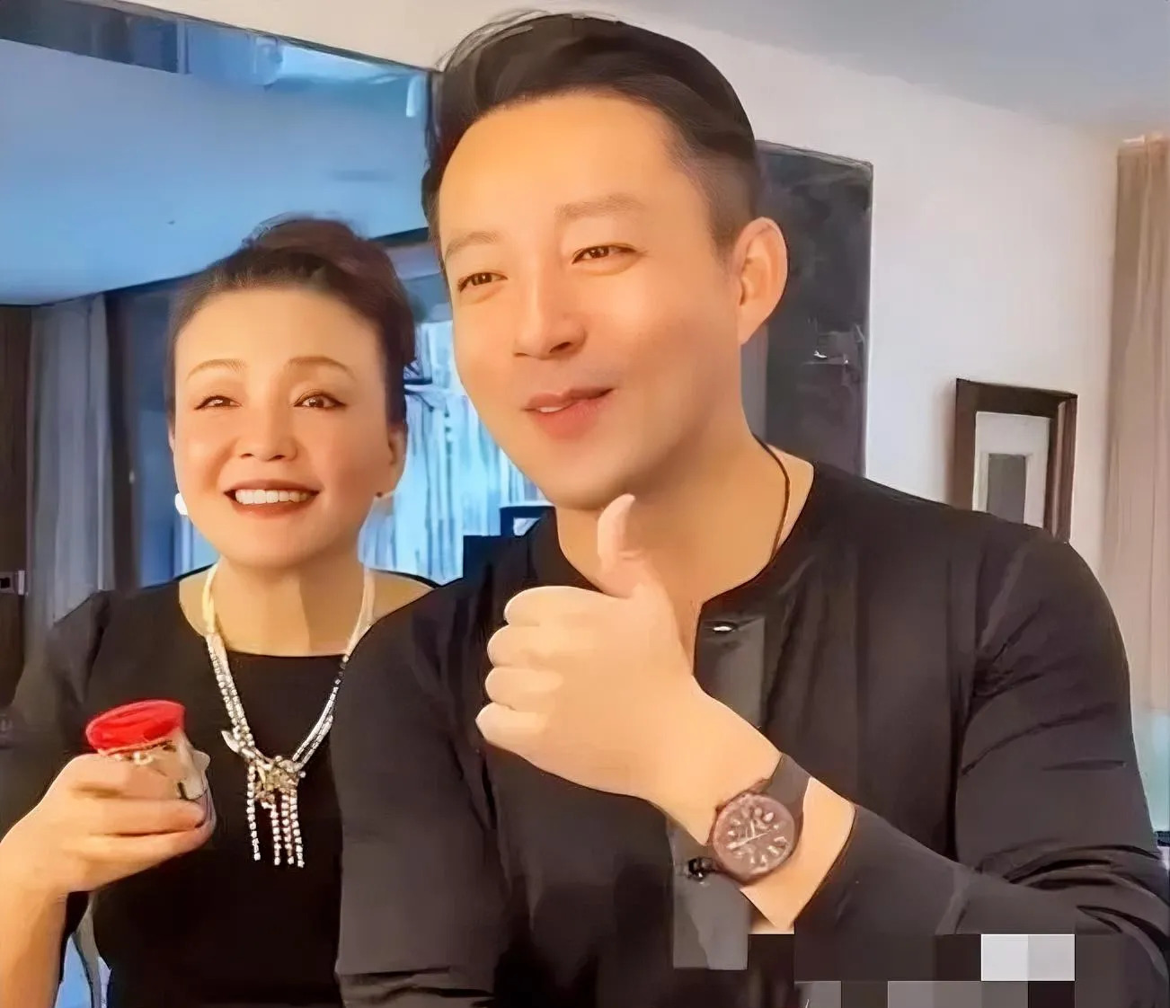 汪小菲变聪明了做好三件事











太劲爆了！汪小菲最近像变了个人似