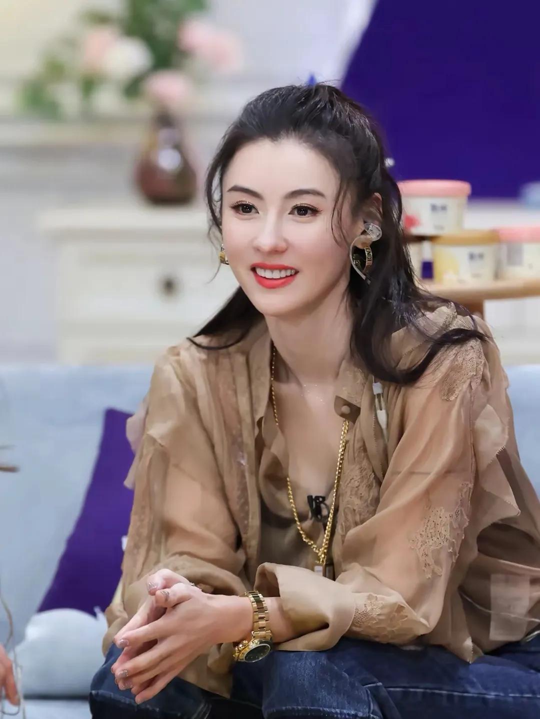 张柏芝天价家教引争议？普通妈妈拍案：有这财力，我也往死里砸！
张柏芝刚晒完大儿子