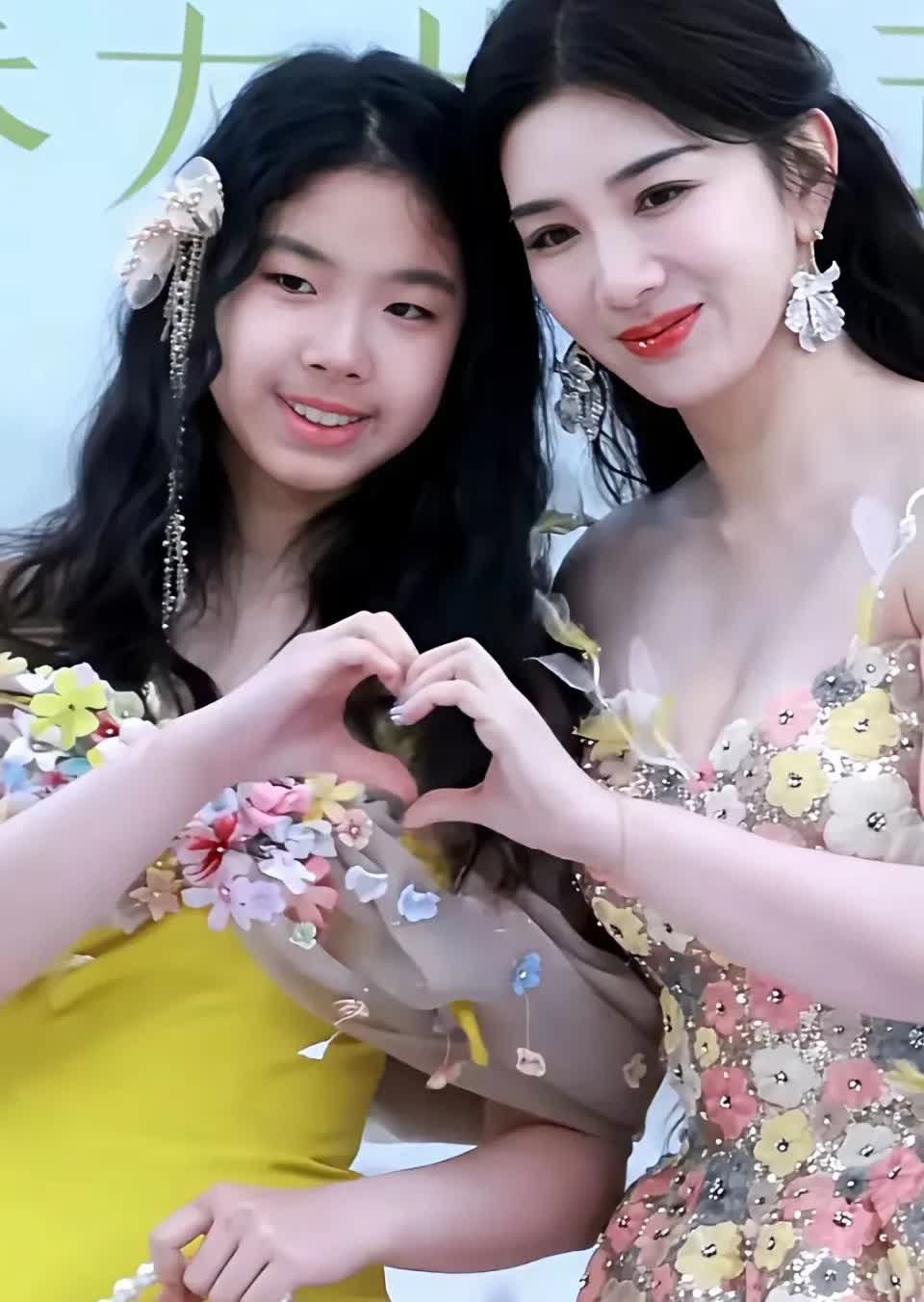黄奕的女儿对妈妈说，想要退学，进娱乐圈[尬笑]咱就说黄奕女儿这颜值进娱乐圈，有观
