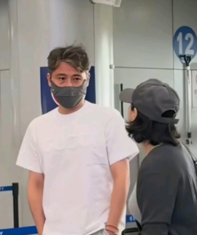 一脸憔悴！网友偶遇李乃文眼里没有光了，媛媛说过和李乃文蹲厕所能聊天的友情
说实话