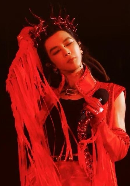哇塞，华晨宇唱歌途中，“蚕蛹”俩字一出，直接破功笑场，这反差萌也太绝了！估计是沈