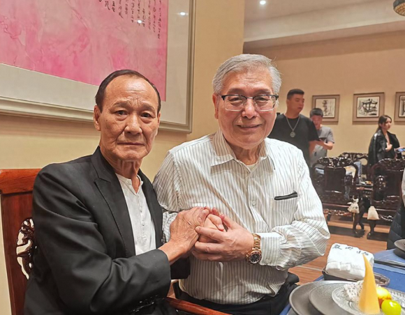 80岁陈惠敏病愈现身 清瘦依旧家中关公像惹眼