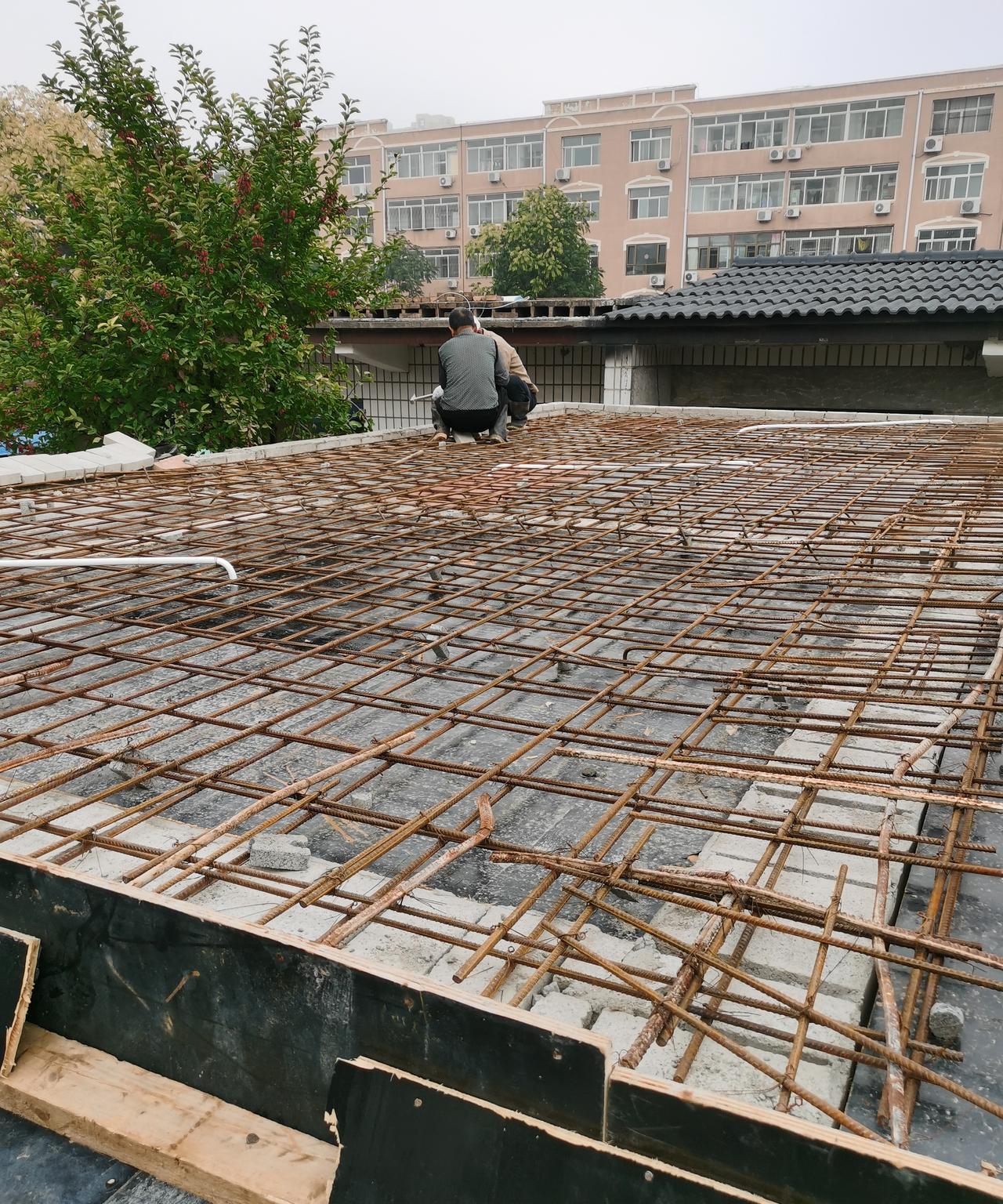 一个30平的水泥混凝土浇筑的房顶。其中一个过道，一间小卫间7平方米，一间小卧室1