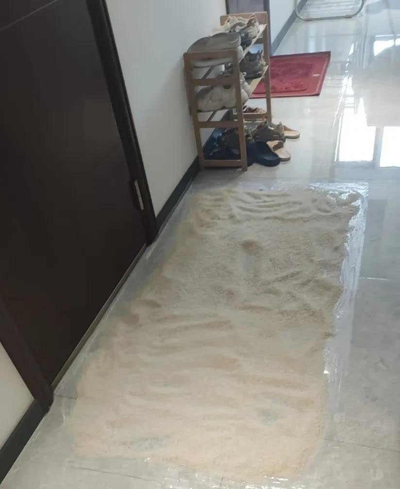 男子的邻居每天都在楼道里晒大米，让他苦不堪言。之前回家的时候，就因为踩到了大米，
