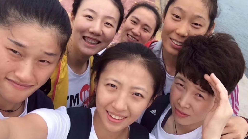 中国女排姑娘穿白T恤的合影：丁霞最亮眼，最合适朱婷的二传也在
