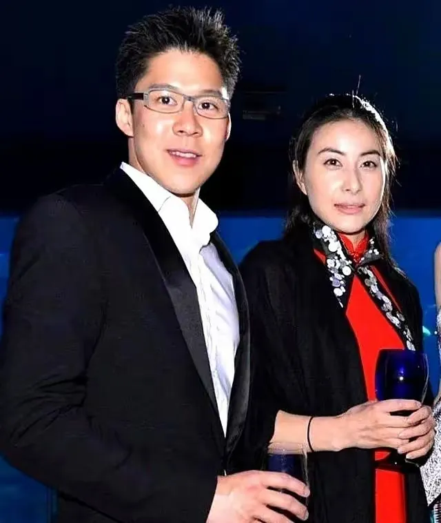 谁能想到，身家300亿的霍家接班人，每天和打工人一起挤港铁早高峰？