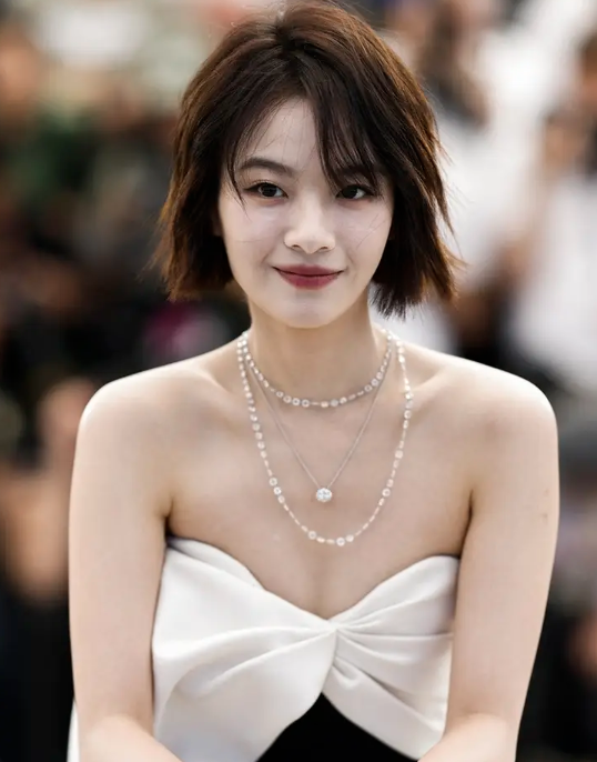 李庚希亮相第78届戛纳电影节〈狂野时代〉Photocall