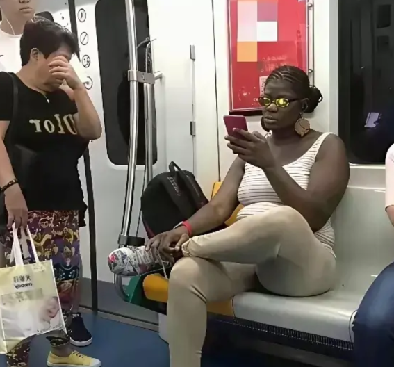 广东广州，有一名男子乘坐地铁回家，因为是出行高峰期，地铁上的座位都被人坐满了。