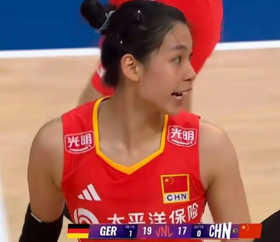 【中国女排再丢一局-2落后】
中国女排对阵德国队第二局，开局2-4落后，三边攻齐