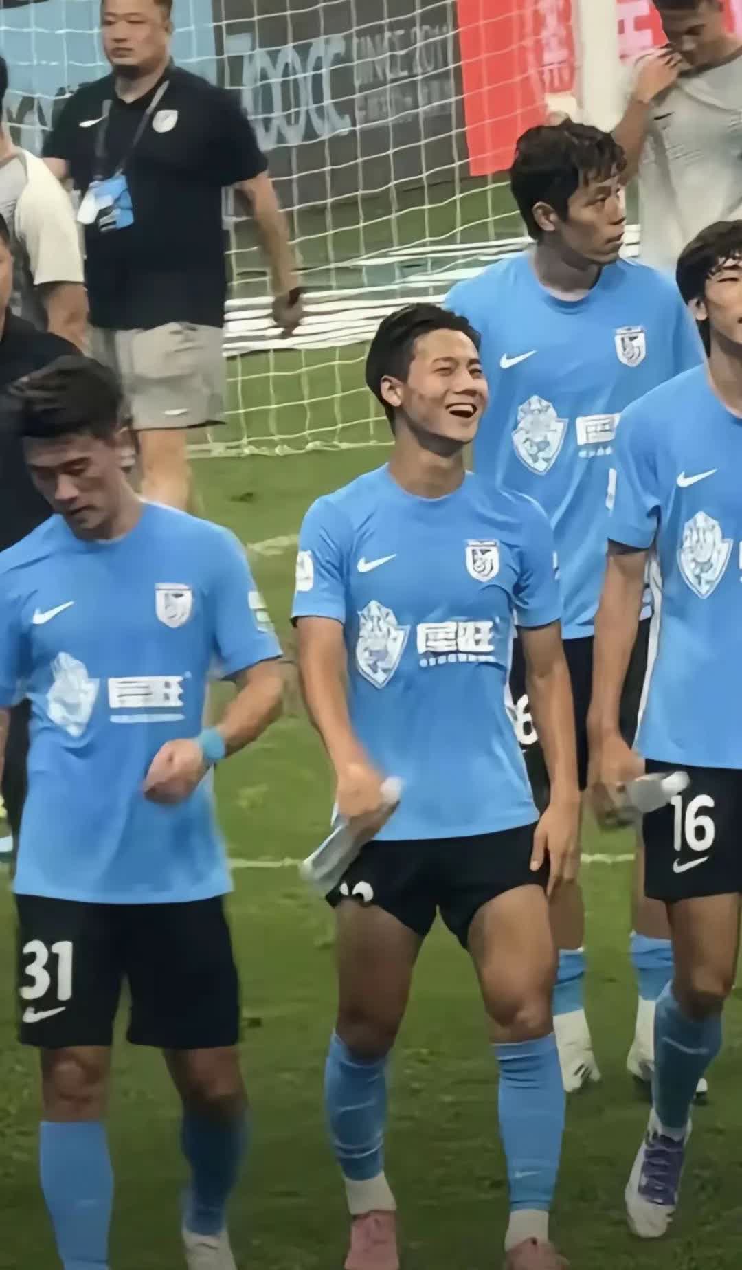 昨天和成都比赛后，毛伟杰和球迷发生冲突，22号的毛伟杰确实太飘了，赛季最开始表现
