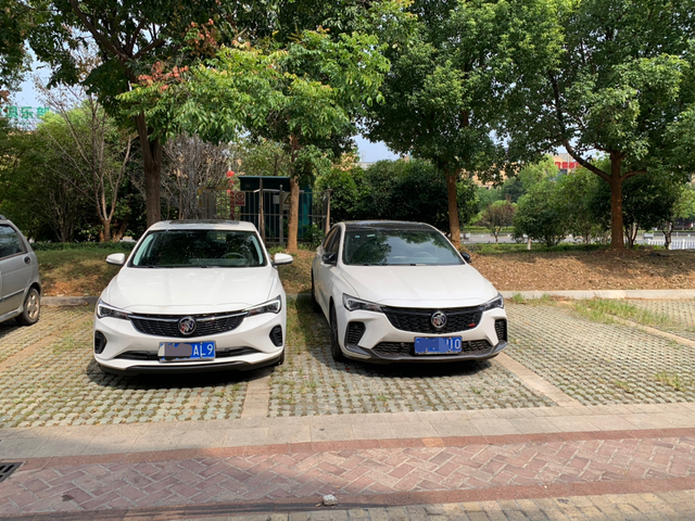 兄弟们觉得哪个版本好看些
今天碰到亲老表车型，特意停一起拍了一张，给要买的朋友们