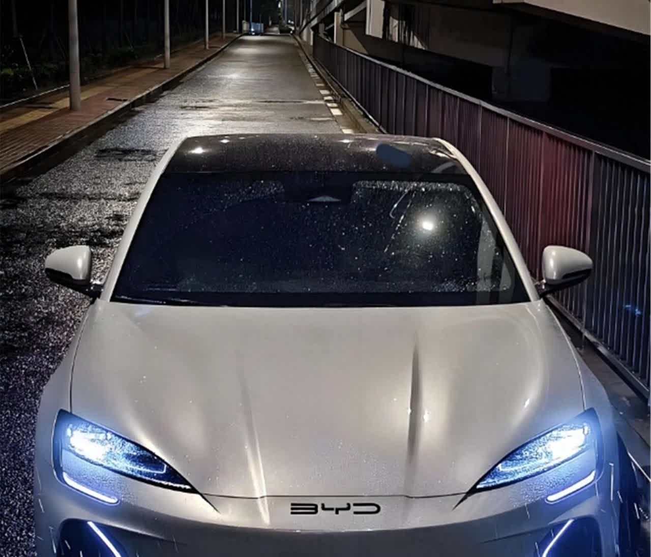 比亚迪风骚走位，又甩出了 10.98 万的新车，它悄悄的搞出辆海豹 06 EV，