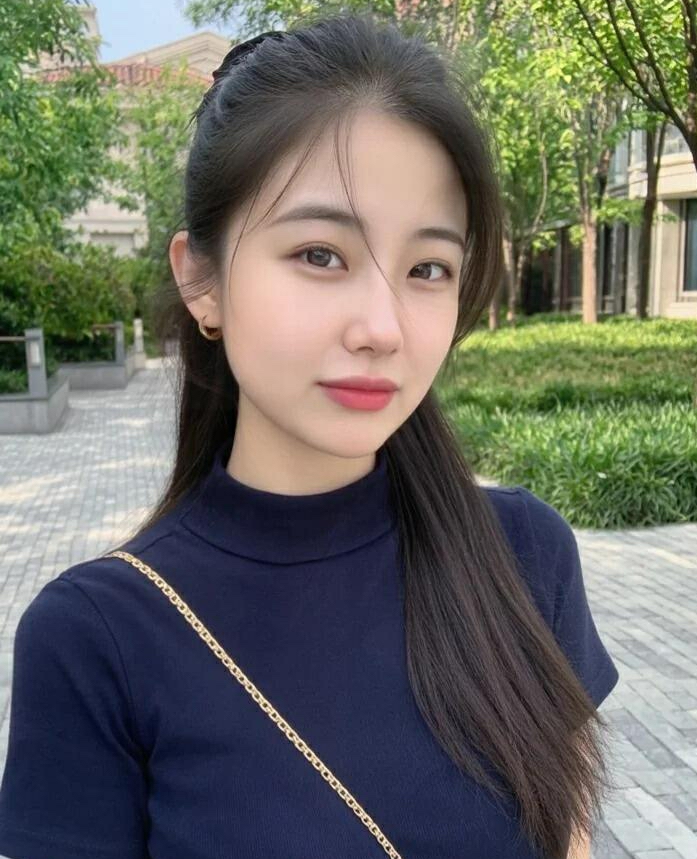 鬓亸欲迎眉际月，酒红初上脸边霞。一场春梦日西斜。