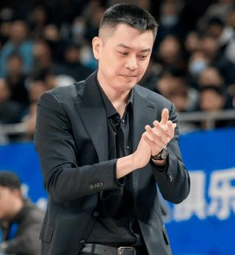 辽宁男篮主教练杨鸣谈球队惨败广东，他表示：这场比赛主要问题还是在于上半场，对手的