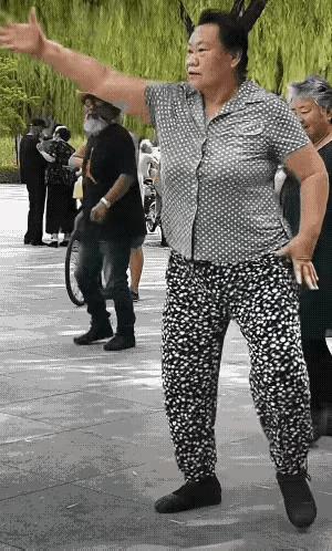 苦练很久才学到手的才艺，大爷居然不拿正眼瞧，难怪大妈不高兴
大妈说，漠视是最大的