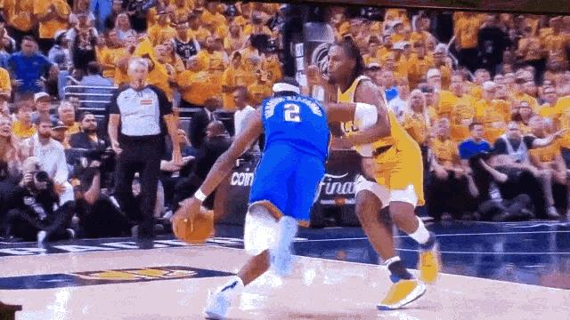 #NBA# 亚历山大辅助手全是推人动作，起跳后防守人已经特么的离他1米远了，进球