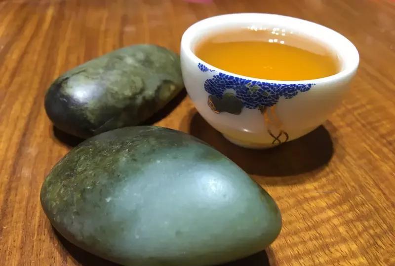 老熟的和田玉籽料不一定就细腻。就像参考里说的，老熟是个比较高阶的概念。有些籽料老