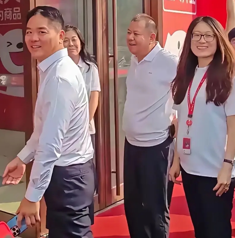 刘强东回宿迁，女助理张雱全程相伴，这两人的默契，真是让人忍不住多瞧几眼！36岁的