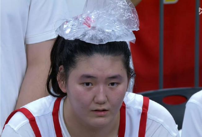 张子宇出场3分钟，砍下8分1板。
中国女篮与波黑的热身赛，女版姚明张子宇首次亮相