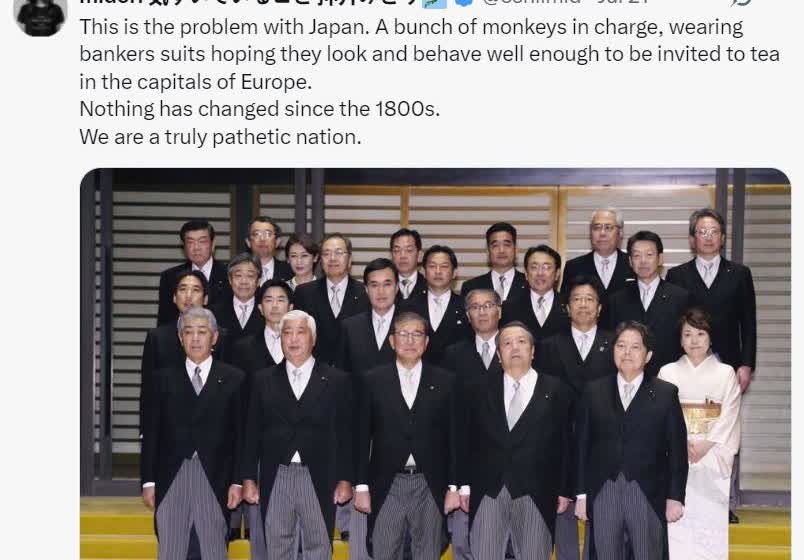 一个日本人发图文嘲讽日本议员：
这就是日本的问题所在，一群猴子掌权，穿着银行家