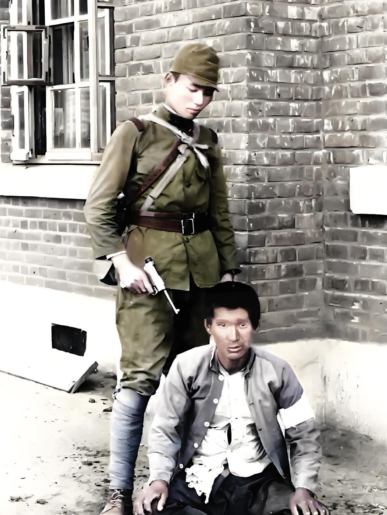 1938年5月，日军占领下的南京。一名日本军官握着手枪盛气凌人地对准中国人，随时