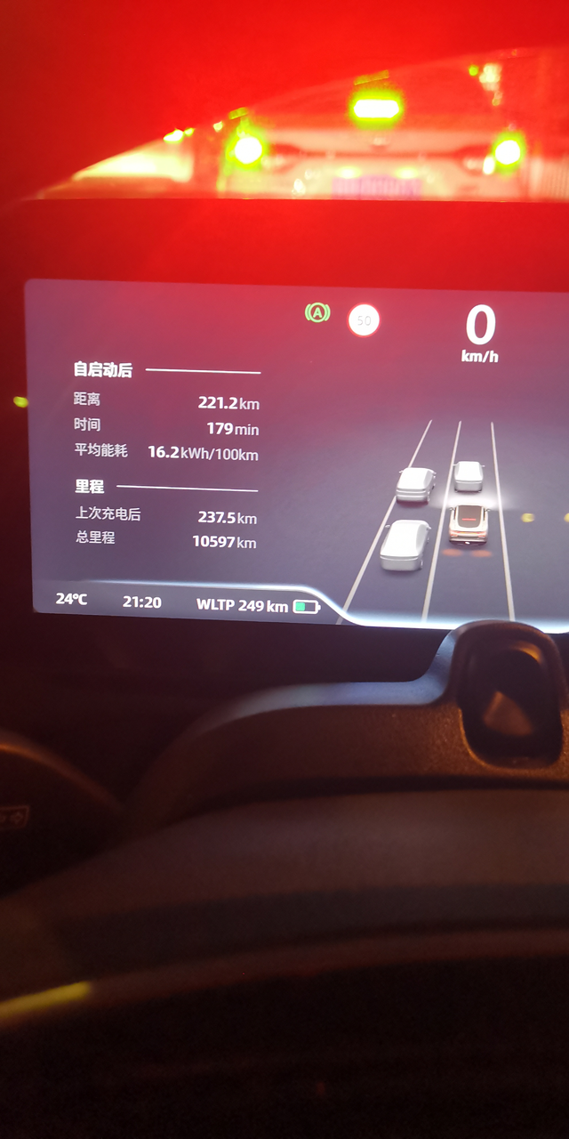 小鹏汽车突然一下子掉电了离谱
新车不到半年，前几天突然掉电很快，去二保的时候，想