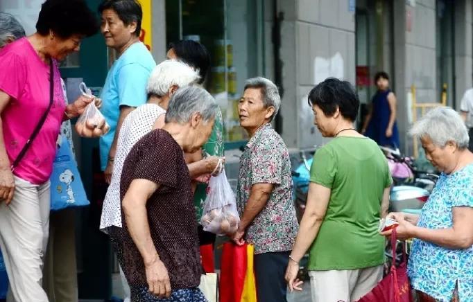 你知道退休的人现状是什么样的吗？
第一，全国各地去旅游。
第二，把攒的钱给儿子，