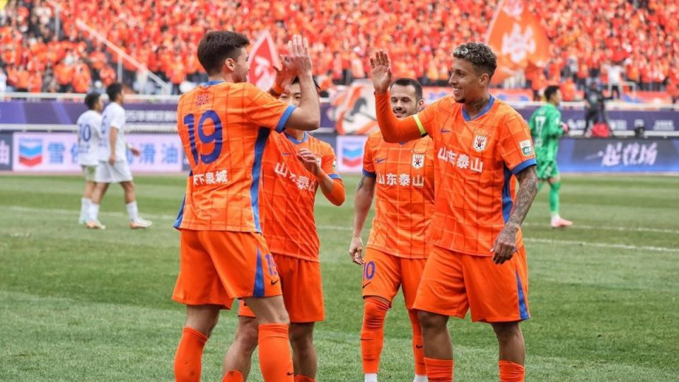 泰山4-1大胜大连英博，新赛季首胜登顶？