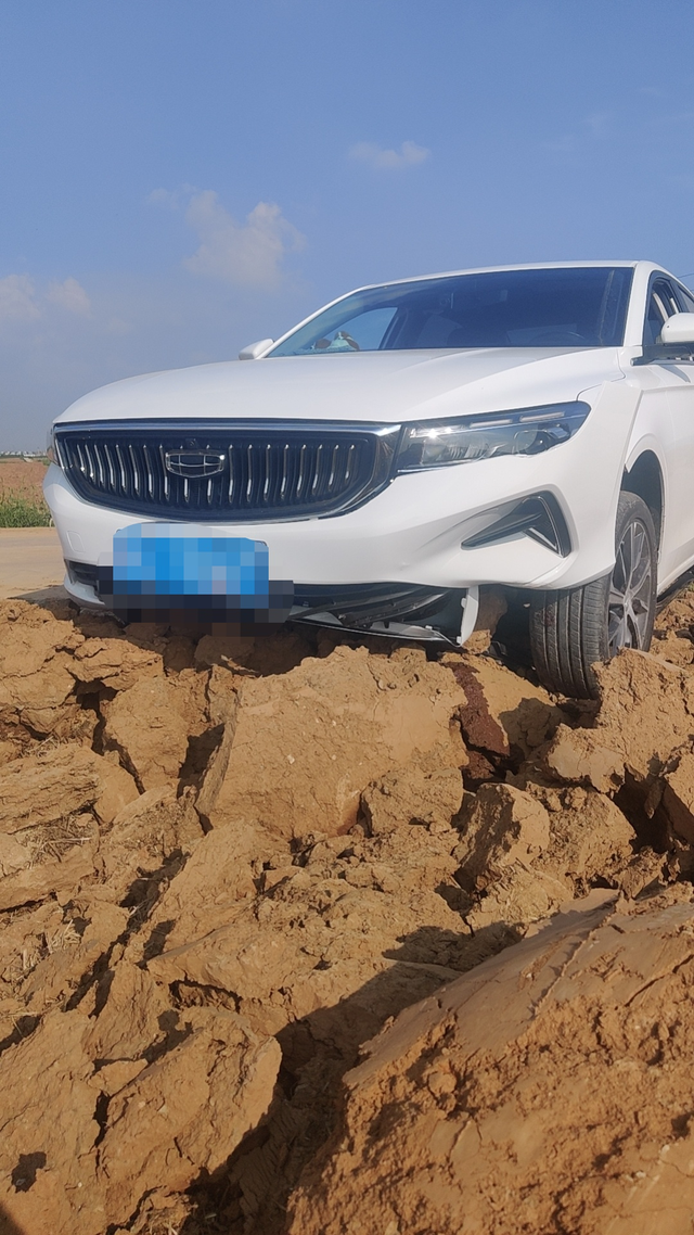 帝豪刚满月就出个小事故
你们还在纠结买不买，我的刚满月已经出险了，前杠塑料件，水