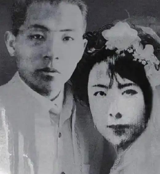1916年，于凤至嫁给张学良。新婚夜，她对张学良说：“不许在外边沾花惹草。”张学