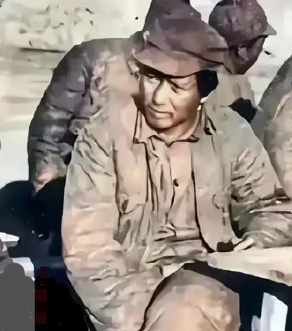 照片拍摄于1936年，地点是陕北的保安县，主席和大家在商谈事情。
当时的陕北相当